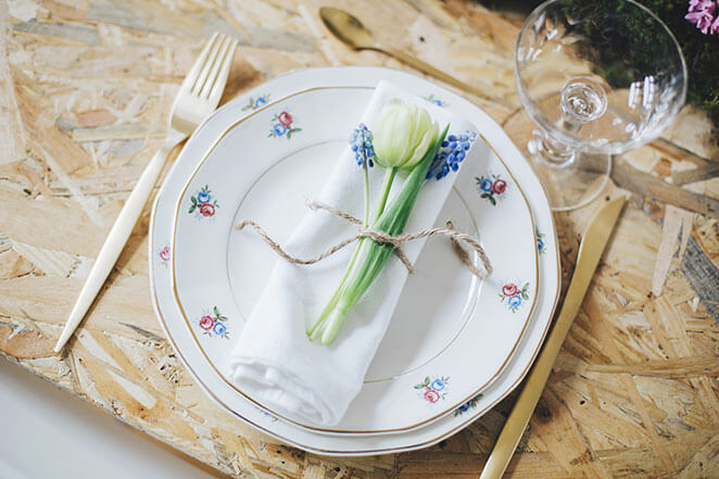 decoration-table-couverts-dores-eventail-printemps