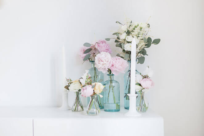 buffet-decoration-fleurs-bougies-vase