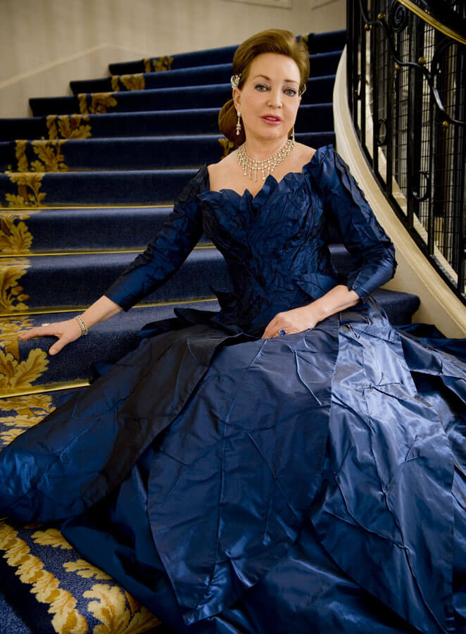 La duchesse Diane de Wurtemberg dans l'escalier da la villa Fleur-de-Lys à Majorque