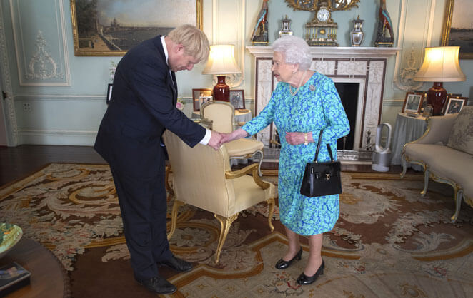 Boris Johnson s'incline devant la reine Elizabeth II