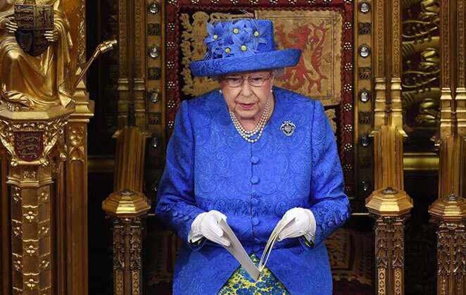 Lors du discours du Trône en 2017, la reine Elizabeth II portait un chapeau bleu aux fleurs jaune rappelant furieusement le drapeau de l'Union européenne