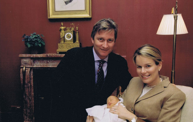 Le roi Philippe et la reine Mathilde de Belgique présentent la princesse Elisabeth lors de sa naissance le 25 octobre 2001 