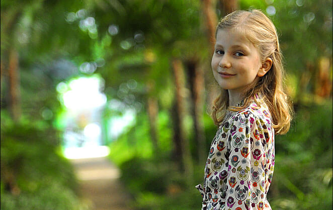 La princesse Elisabeth de Belgique à 10 ans dans les bois