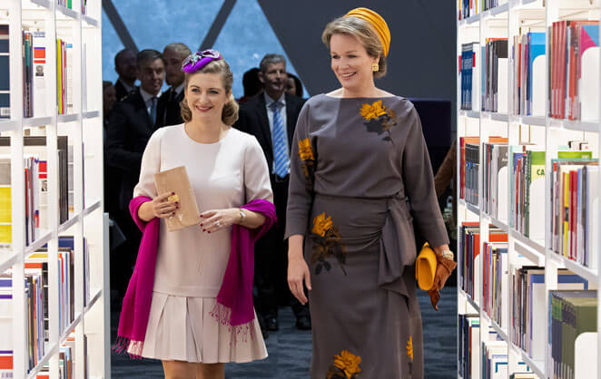 La princesse Stéphanie de Luxembourg et la reine Mathilde de Belgique dans une bibliothèque