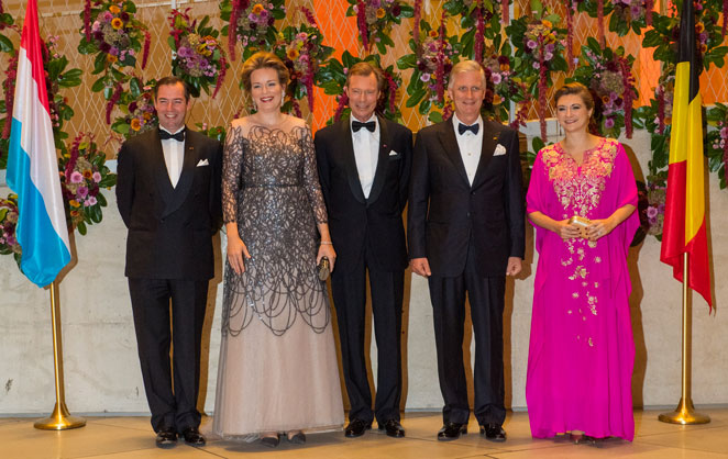 Le prince Guillaume de Luxembourg et son épouse, la princesse Stéphanie de Luxembourg, encadrent le roi Philippe et la reine Mathilde de Belgique ainsi quel le Grand-Duc Henri