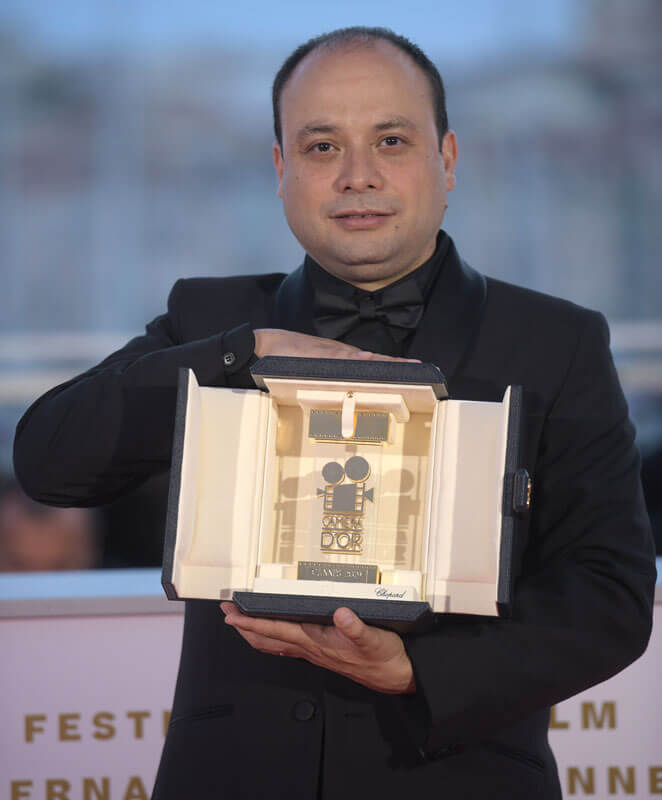 Le réalisateur du film Nuestras Madres, César Díaz, avec sa récompense de Cannes