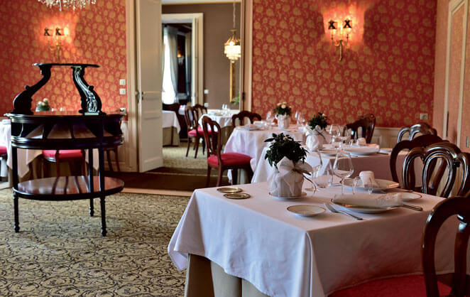 La salle du restaurant de l'hôtel Relais & Château du Domaine Château Faucon