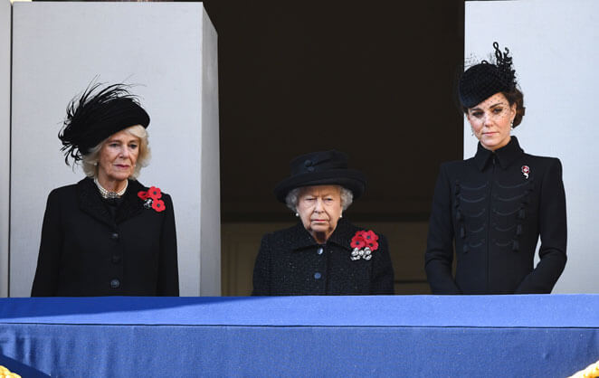 La reine Elisabeth II sur le balcon du palais de Windsor, entourée de la princesse Camilla de Galles et le la duchesse Kate de Cambridge