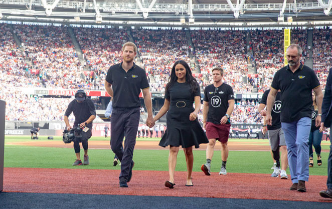 Harry et Meghan, le duc et la ducesse de Sussex dans un stade de baseball aux États-Unis