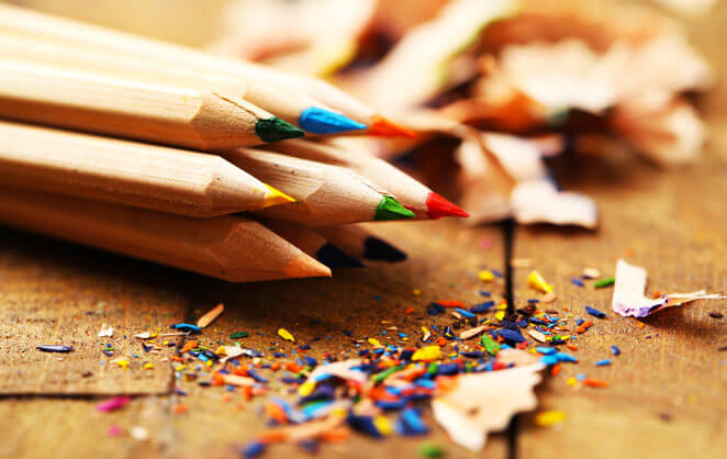 Des crayons de couleurs en bois