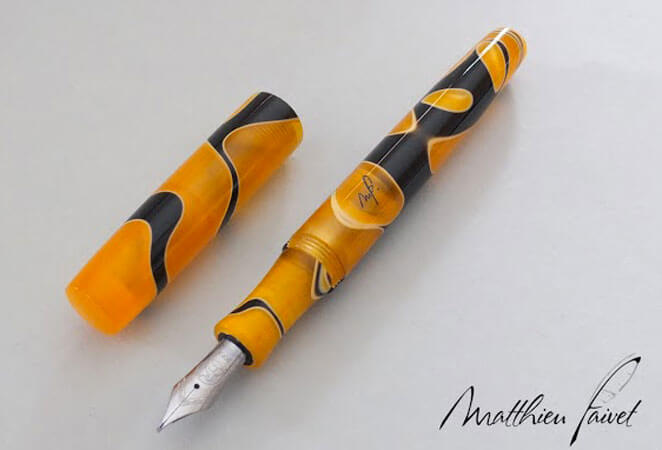 Un stylo du créateur Matthieu Faivet en matériaux durables