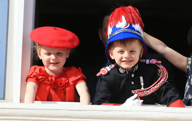 Le prince Jacques et la princesse Gabrielle de Monaco au balcon pour la fête nationale en costumes traditionnels