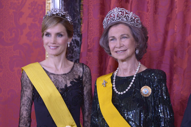 Les reines Laetizia et Sofia d'Espagne en grande tenue