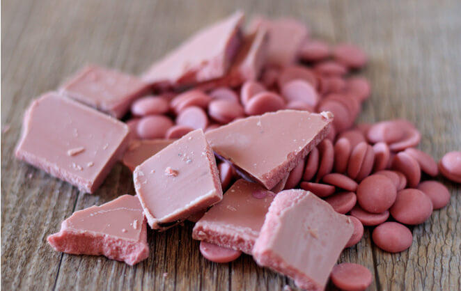 Des morceaux de chocolat rose