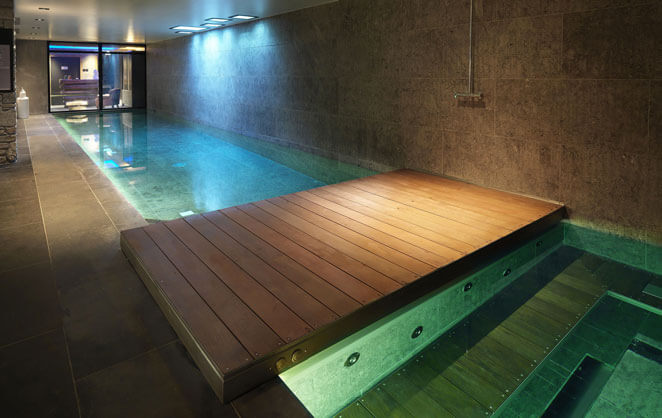 La piscine intérieur de l'hôtel de luxe M de Genève dans les Alpes suisses