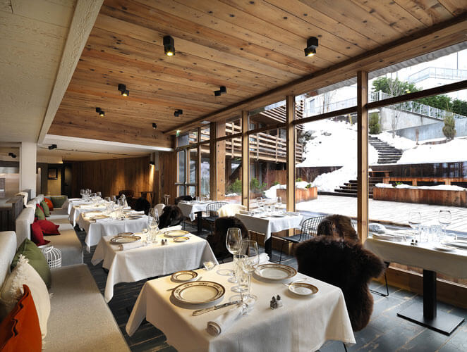 Le restaurant de l'hôtel de luxe M de Megève dans les Alpes suisses