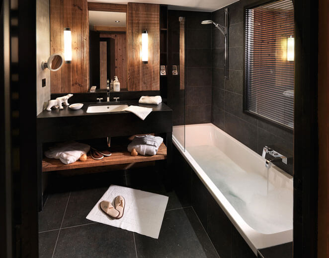 Une salle de bain des chambres de l'hôtel de luxe M de Megève dans les Alpes suisses
