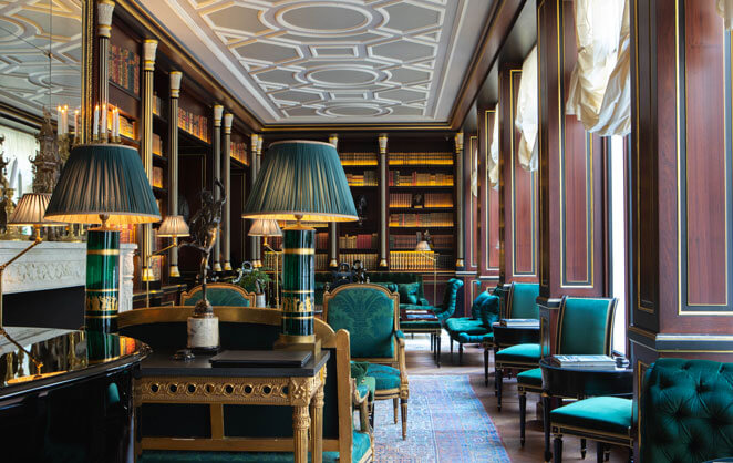 La bibliothèque de l'hôtel de luxe La Réserve Hotel & Spa de la chaîne Michel Reybier à Paris
