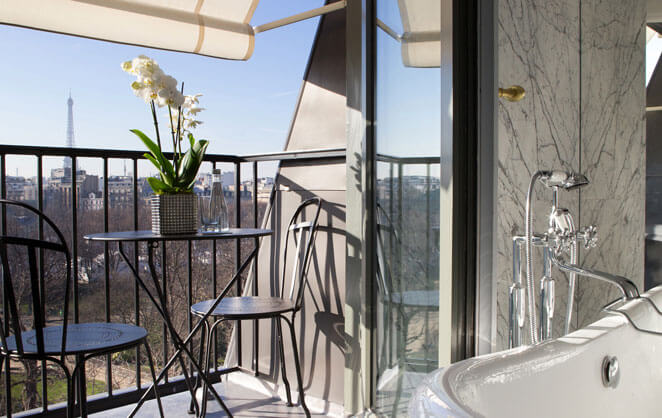 Vue sur Paris depuis une salle de bain de l'hôtel de luxe La Réserve Hotel & Spa de la chaine hôtelière Michel Reybier