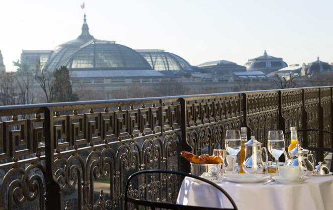 Une terrasse de l'hôtel de luxe La Réserve Hotel & Spa de la chaîne Michel Reybier avec vue sur Paris