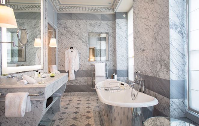 Une salle de bain de l'hôtel de luxe La Réserve Hotel & Spa de la chaîne hôtelière Michel Reybier à Paris 