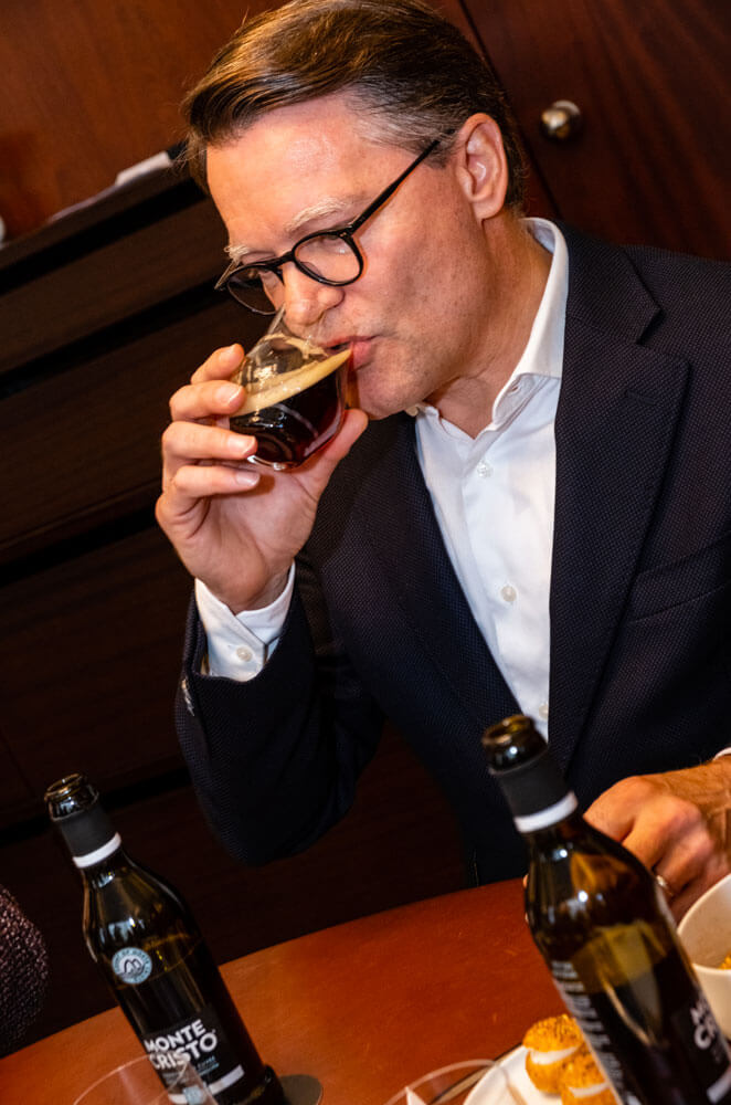 Antoine Bosteels, de la brasserie Bosteels déguste une bière Monte Cristo