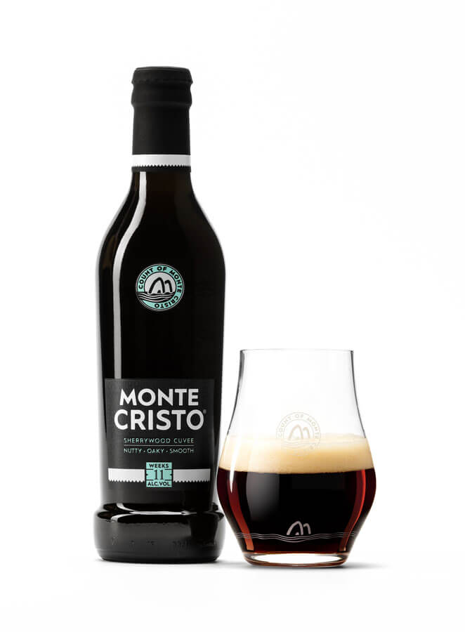 Une bouteille et un verre de la bière Monte Cristo, brassée par la brasserie familiale Bosteels