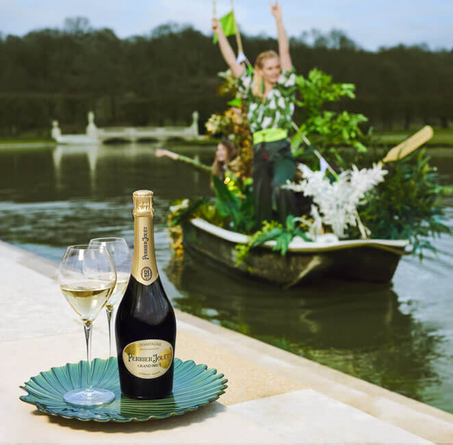La nouvelle bouteille de champagne Perrier-Jouët mise en scène sur un quai