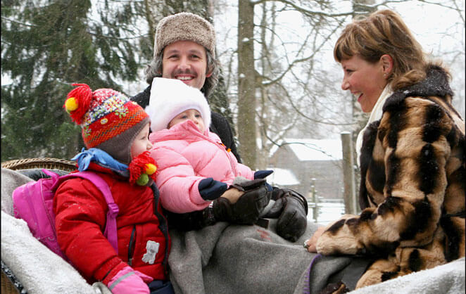 Ari Behn et la princesse Martha-Louise de Norvège et leurs enfants dans une calèche en hiver