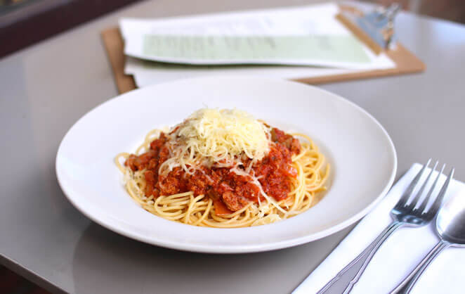Une assiette de spaghetti bolognaise du restaurant Tontons à Uccles recommandé par Chloé Roose dans son guide culinaire Brussels Kitchen