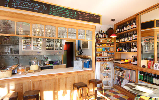 Le bar du bar à vin Tortue à Uccle, recommandé par Chloé Roose dans son guide culinaire Brussels Kitchen