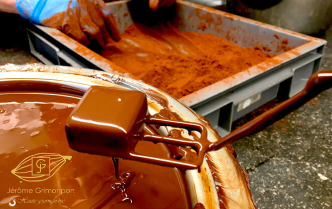 Du chocolat fondu au fond des cuves de l'atelier de Jérome Grimonpon meilleur chocolatier bruxellois 2020 pour Gault&Millau  