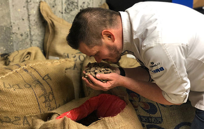  Jérome Grimonpon meilleur chocolatier bruxellois 2020 pour Gault&Millau, sentant des fèves de cacao  