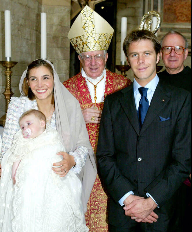 La princesse Vittoria de Savoie lors de son baptême, entouré par ses parents, le prince Emmaniel-Filiberto de Savoie et Clotilde Courau