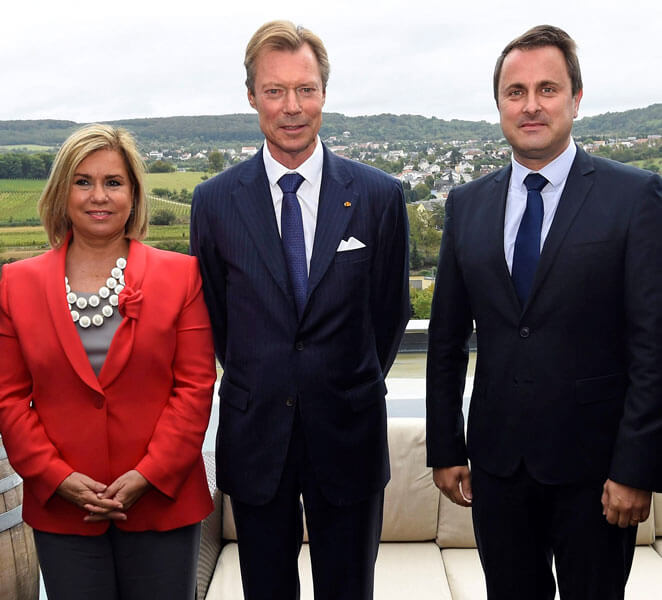 La grand-duchesse Maria-Teresa et le grand-duc Henri de Luxembourg avec le premier ministre luxembourgeois Xavier Bettel 