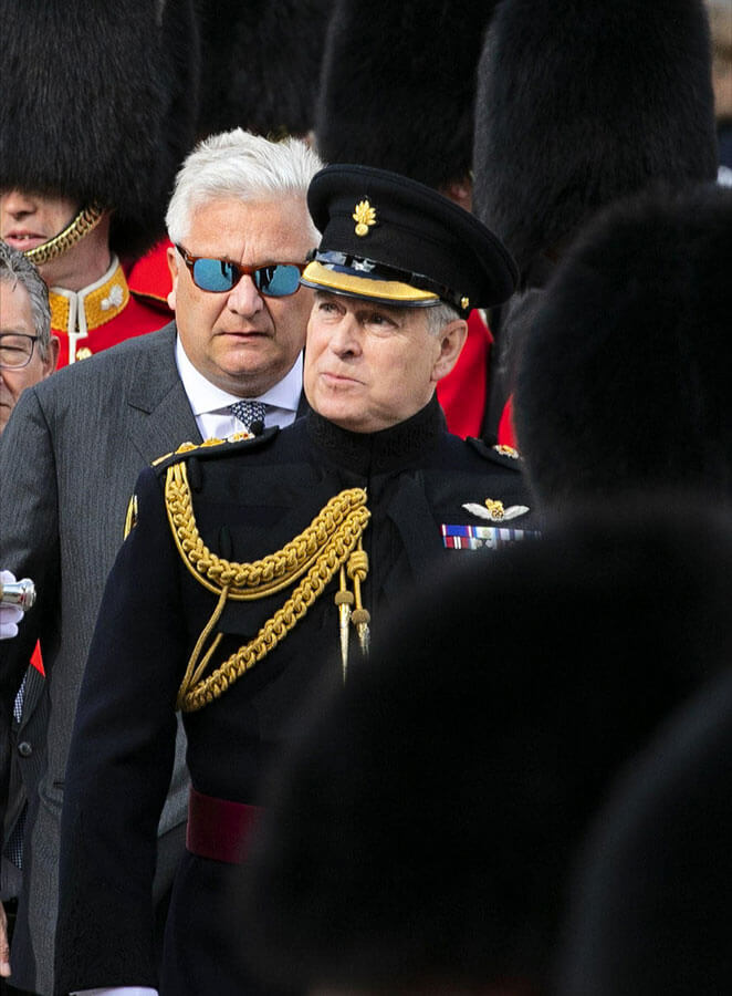 Le prince Andrew d'Angleterre en uniforme lors de sa dernière visite à Bruges, en Belgique