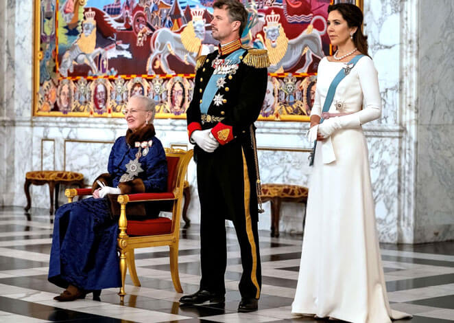 La reine Margrethe II de Danemark, le prince Frederik et la princesse Mary de Danemark lors de la réception du banquer du 1er janvier au palais d'Amalienborg à Copenhague 