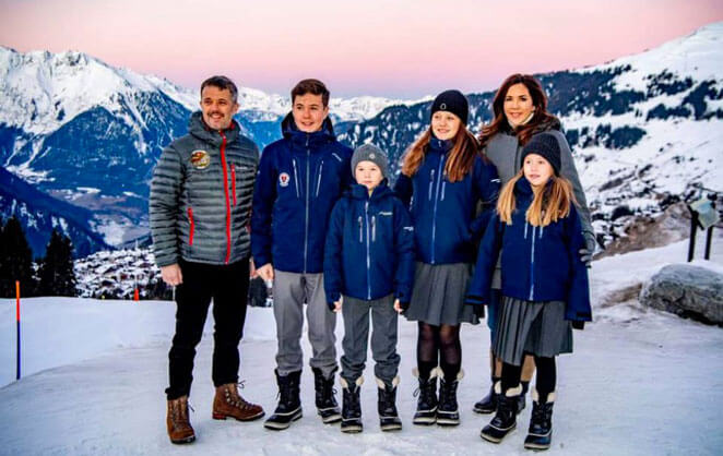 Le prince Frederik et la princesse Mary de Danemark avec leurs quatre enfants aux sports d'hiver