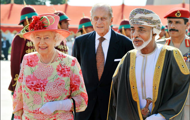 Quabus bin Saïd, sultan d'Oman accompagné de la reine Elizabeth II d'Angleterre et du duc d'Edimbourg