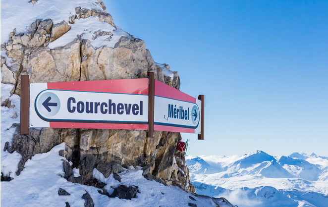 Un panneau sur les pistes de ski indiquant à gauche Méribel et à droite Courchevel, dans les Alpes française