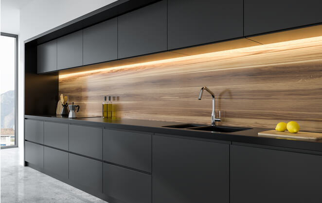 Une cuisine moderne au mobilier noir, une tendance du cuisiniste Ixina pour l'année 2020