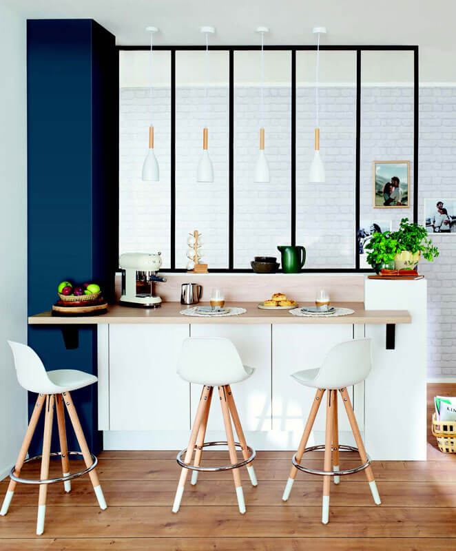 Une cuisine moderne semi-ouverte avec une verrière métallique selon les tendances du cuisiniste Ixina pour l'année 2020 