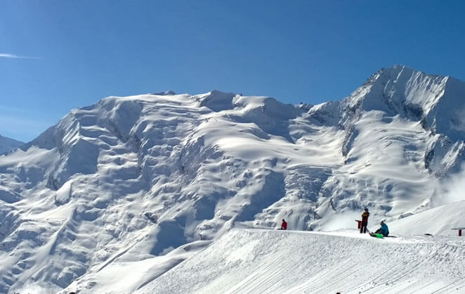 Le départ d'une piste de natural ski dans la station de sport d'hiver de Sainte Foy, dans les Alpes