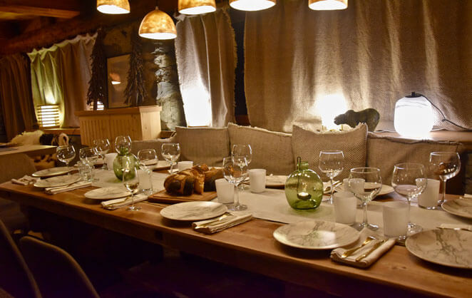 Une table du restaurant Chez Merrie dans le village de la station de sport d'hiver de Sainte Foy, dans les Alpes