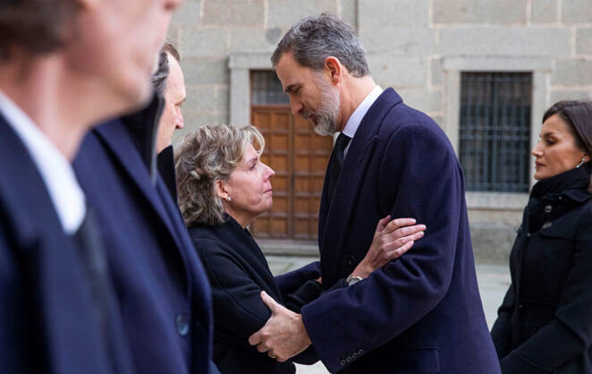 Le roi Felipe VI d'Espagne réconforte une parente lors de la cérémonie de funérailles de sa tante, l'infante Pilar 