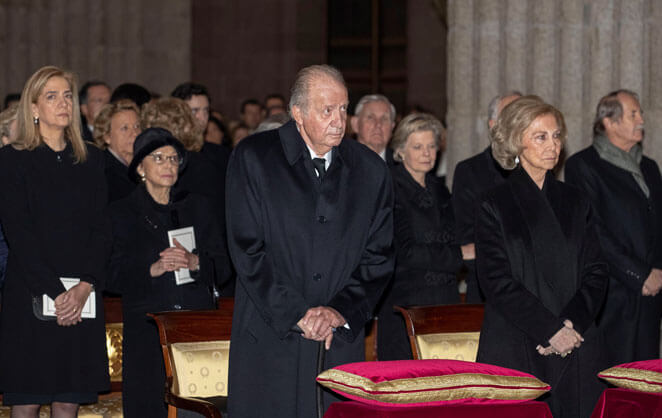 Le roi et la reine Juan-Carlos et Sofia d'Espagne lors de la cérémonie de funérailles de leur soeur et belle-soeur l'infante Pilar