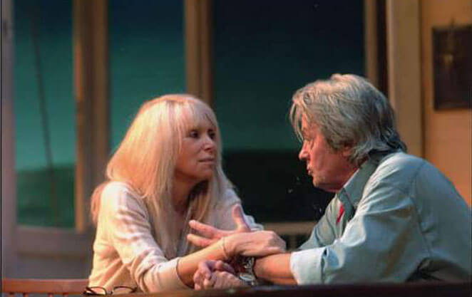 Mireille Darc et Alain Delon dans la pièce de théâtre Sur la route de Madison en 1997 sur la scène du théâtre Marigny à Paris