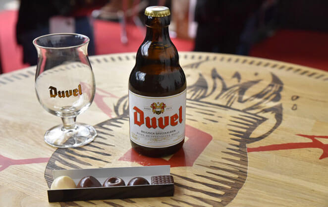 Une bière Duvel et son verre avec des pralines en chocolat pour le Salon du Chocolat 2020 à Tour & Taxis à Bruxelles
