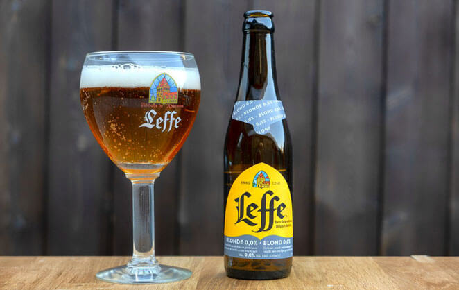 Un verre et une bouteille de Leffe 0%, alternative non-alcoolisée belge à l'occasion de la Tournée Minérale