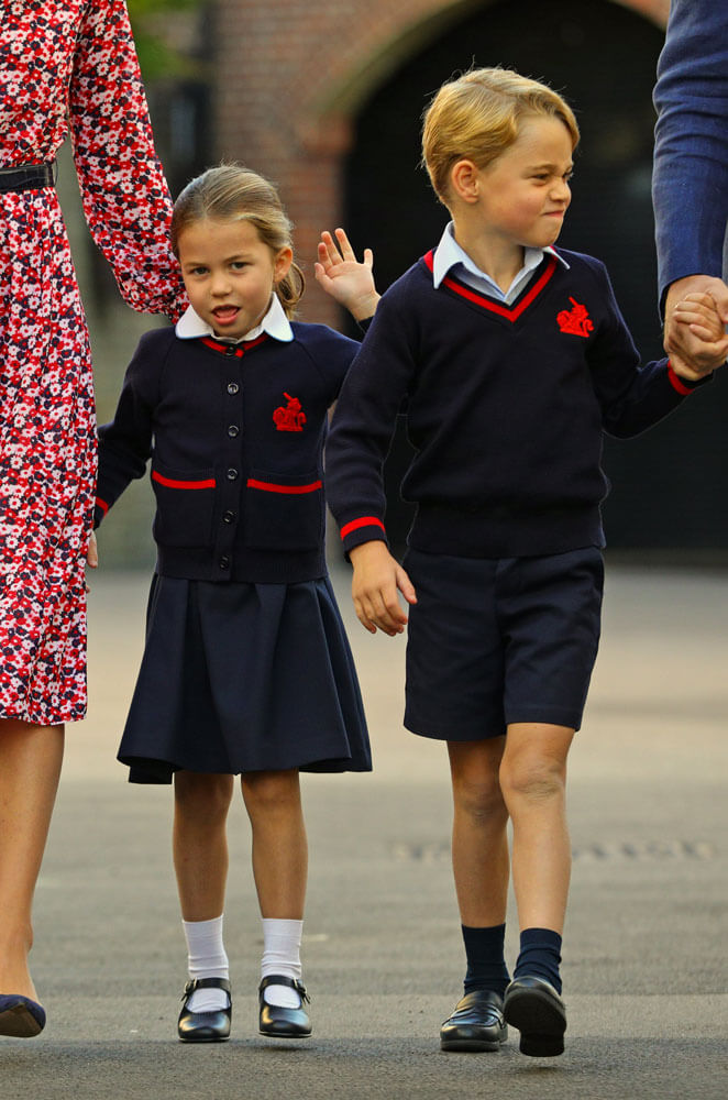 Le prince et la princesse George et Charlotte de Cambridge et uniforme d'écolier